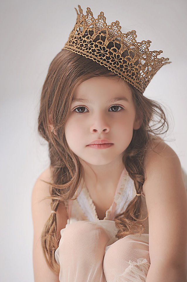 Стоковые фотографии по запросу Маленькая девочка корона